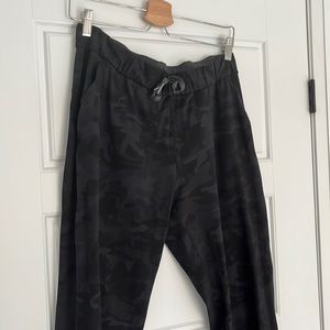 LULULEMON stretch waist camo pant!